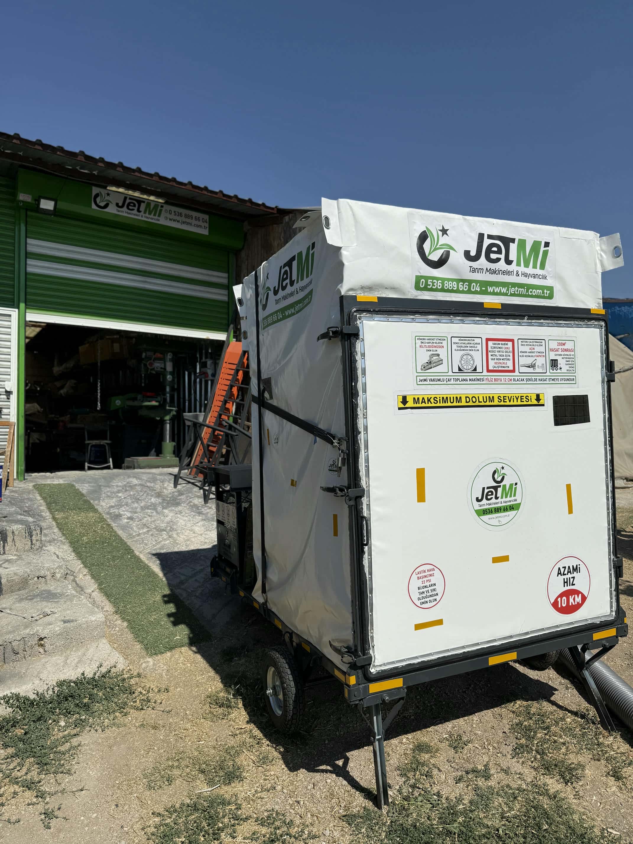 Sol tarafta çapraz duran fotoğraf